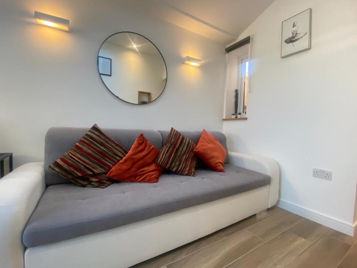 Lovely And Modern Studio Apartment. Borehamwood Ngoại thất bức ảnh
