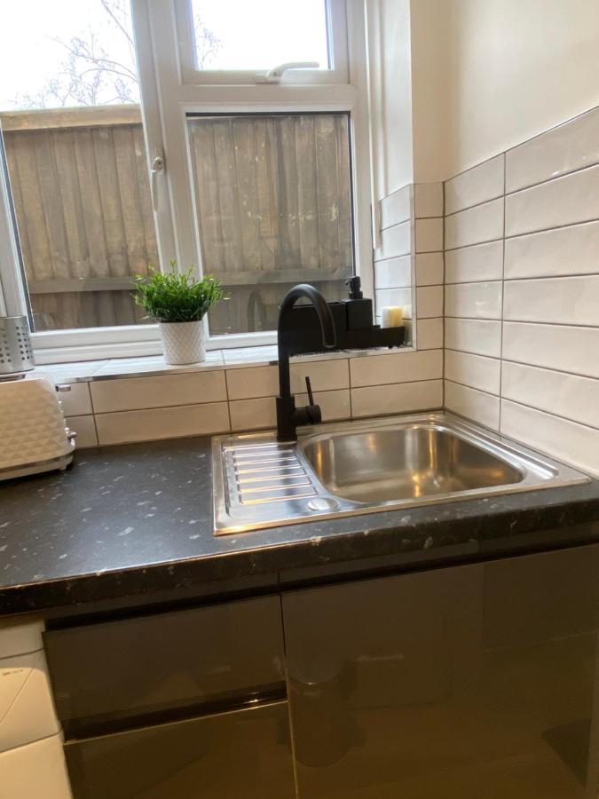 Lovely And Modern Studio Apartment. Borehamwood Ngoại thất bức ảnh