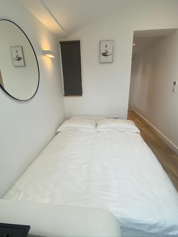 Lovely And Modern Studio Apartment. Borehamwood Ngoại thất bức ảnh